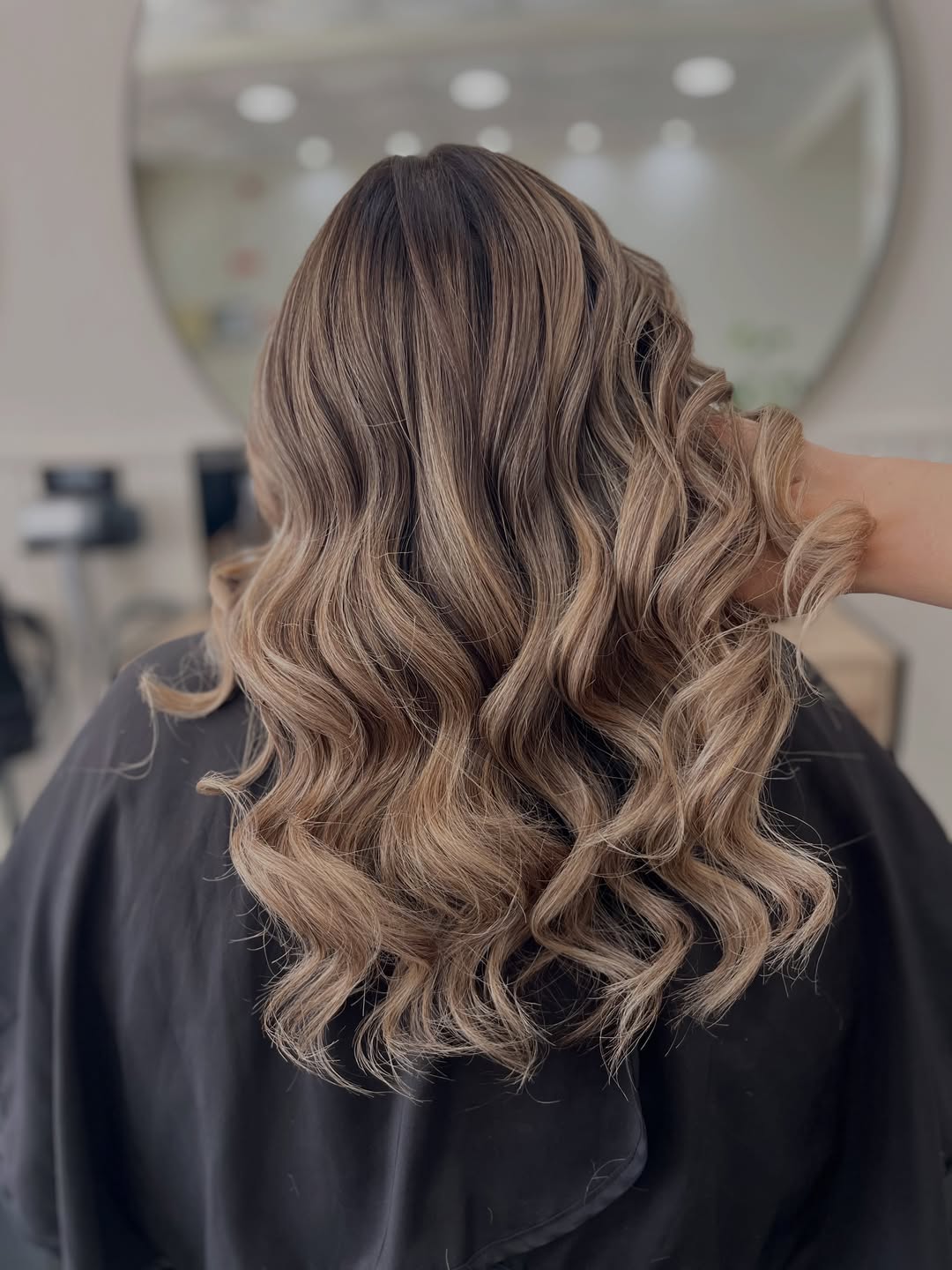 Balayage caramelo com ondas suaves, trabalho realizado no Sara Peres Hair Studio