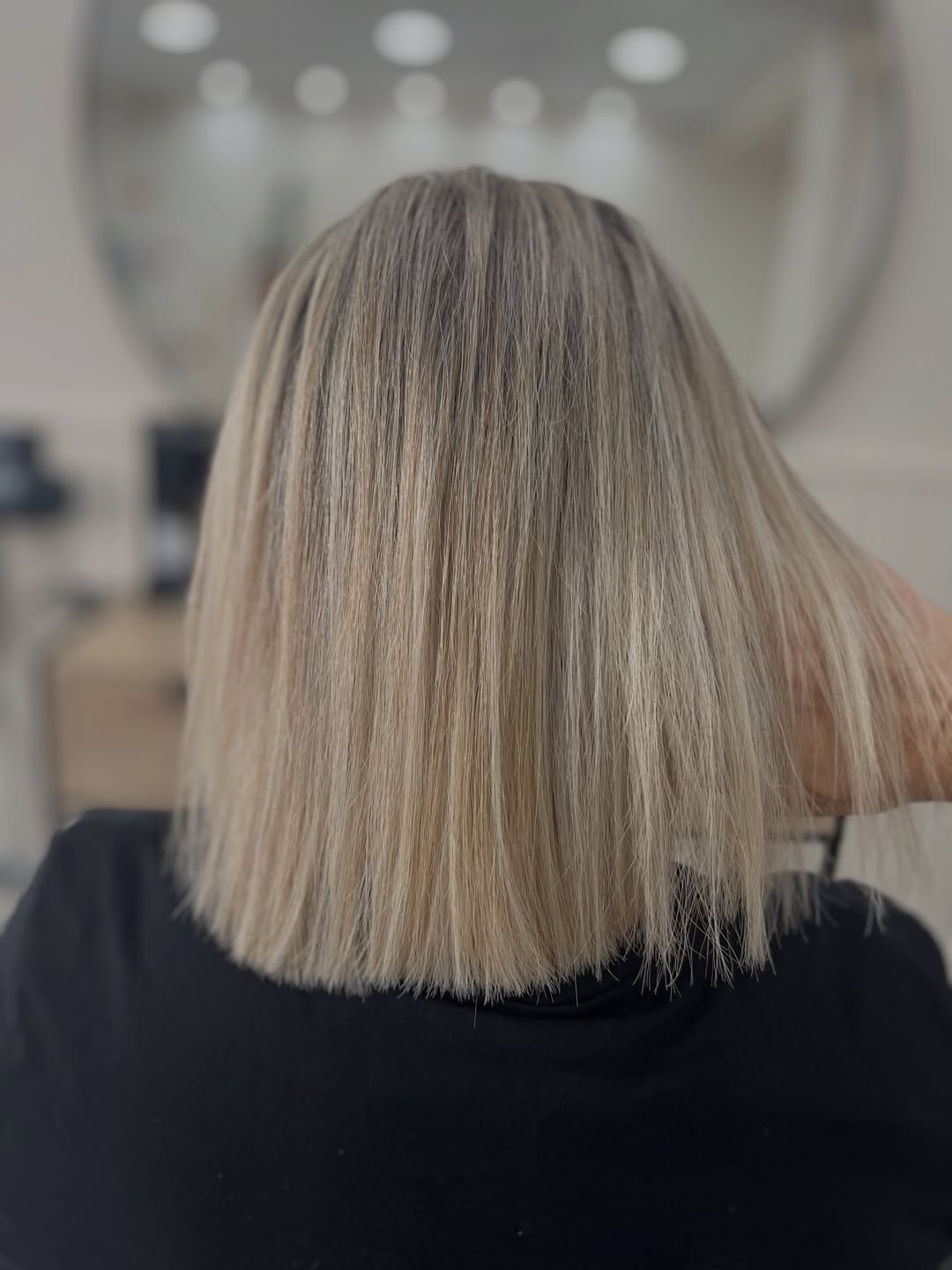 Lob loiro platinado com corte reto acima dos ombros