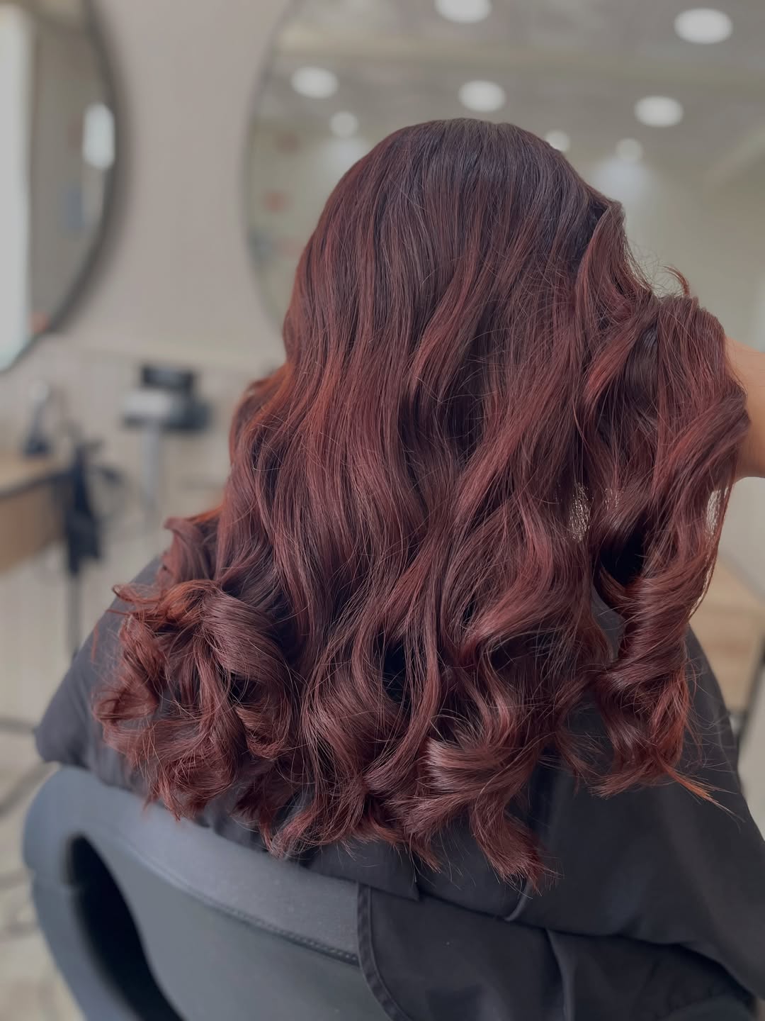Coloração ruiva mogno com ondas volumosas