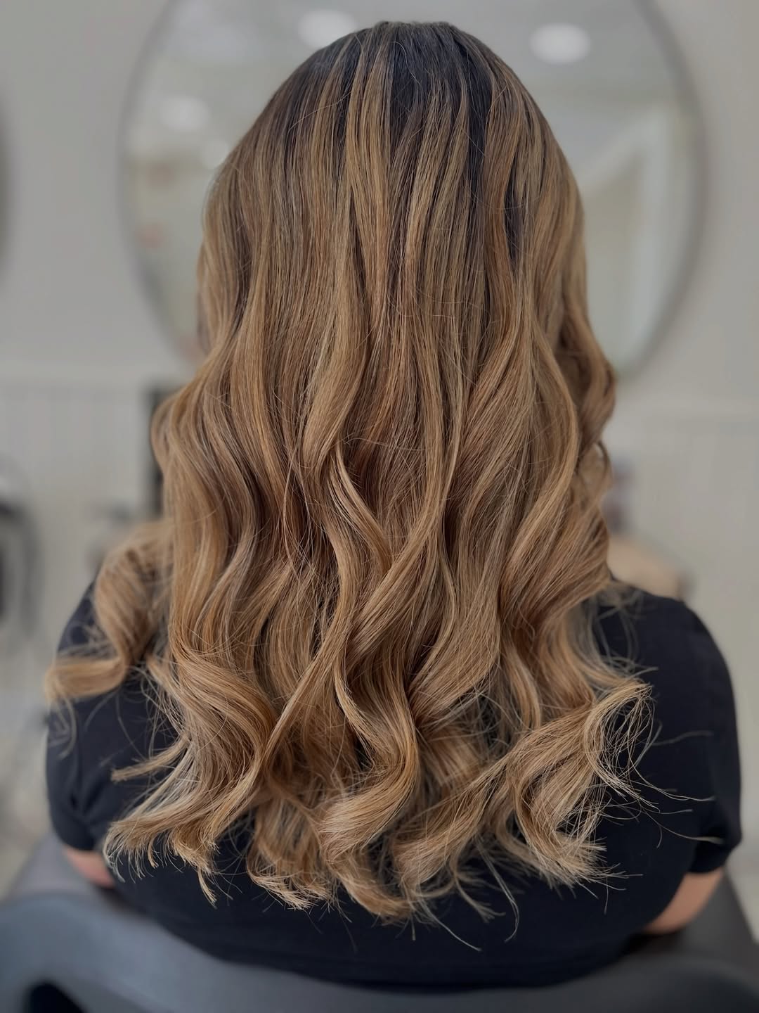 Balayage dourado mel com ondas, raiz esbatida