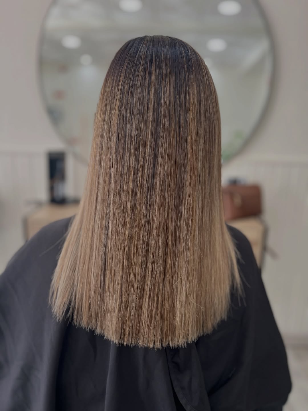 Balayage liso com transição natural do escuro ao claro