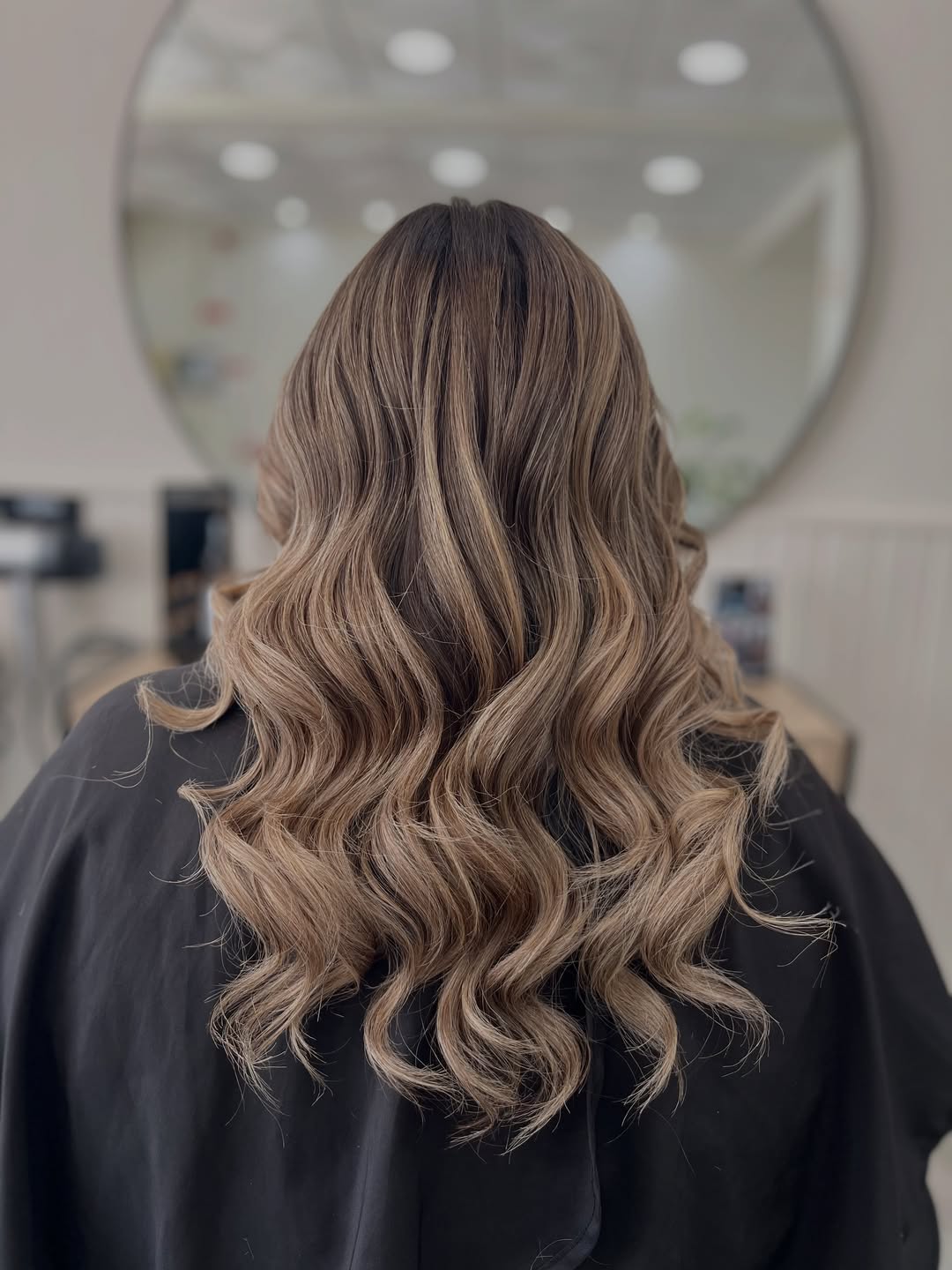 Balayage caramelo com ondas largas e brilhantes, raiz escura esbatida