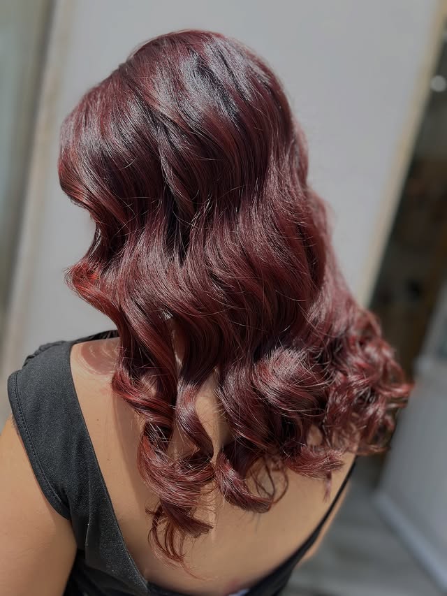 Coloração cereja escura com ondas soltas