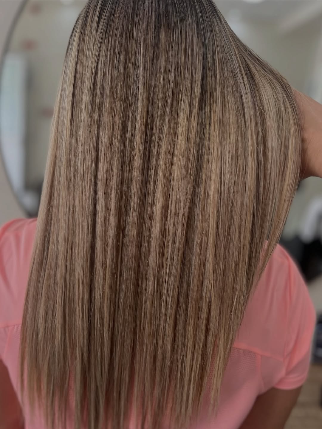 Cabelo muito comprido e liso com madeixas caramelo iluminadas