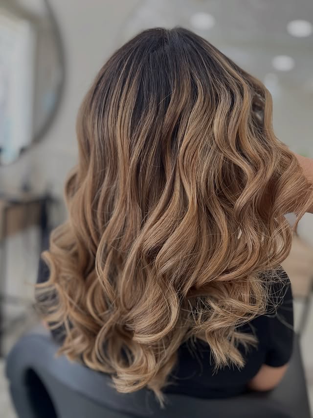 Balayage mel com caracóis largos e raiz escura suavizada