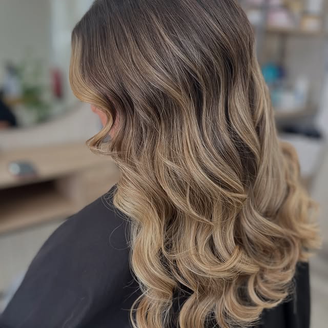 Balayage bronde com ondas largas, visto de perfil