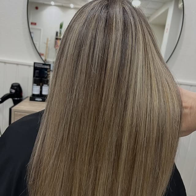 Loiro acinzentado liso com madeixas finas, visto de costas